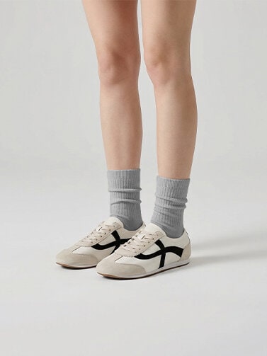 Vita sneakers för dam med svarta detaljer