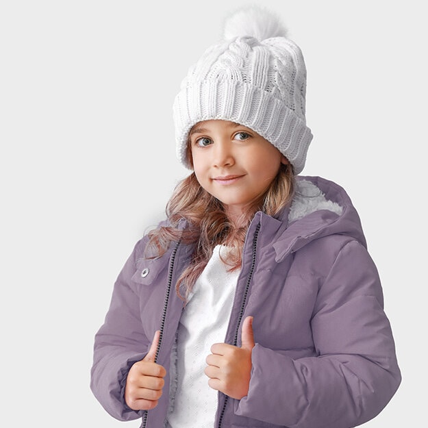 Barn i lila jacka och vit mössa