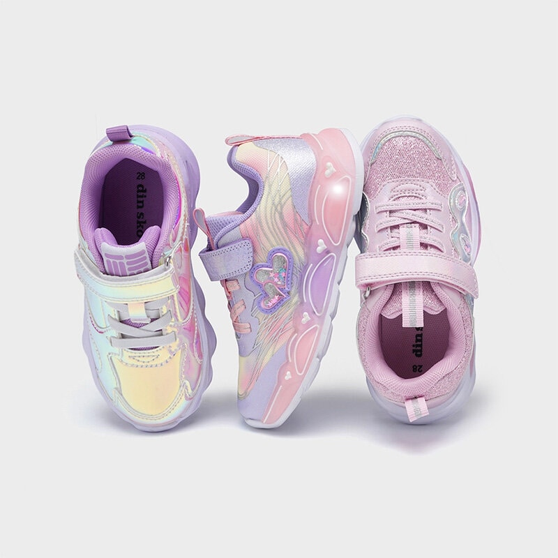 Ett bildspel med fyra bilder på sneakers i olika färger och ett barn