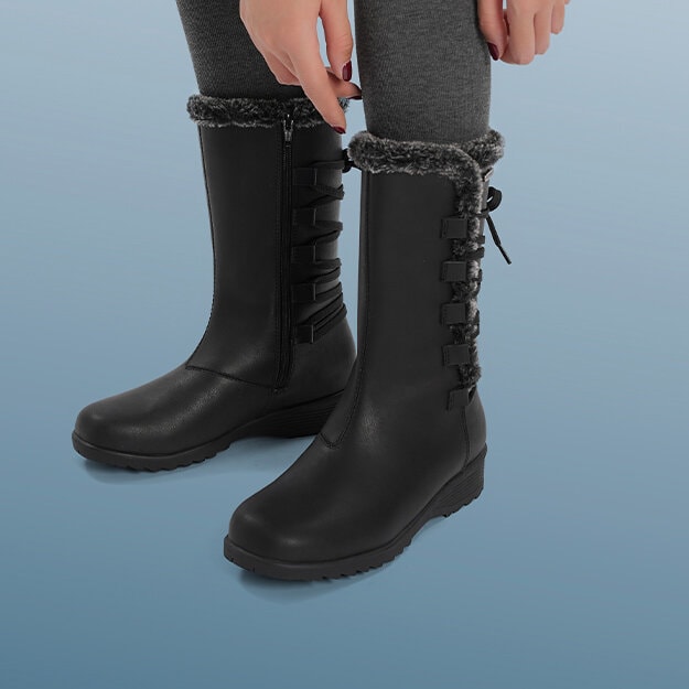 Svarta stövlar med broddar