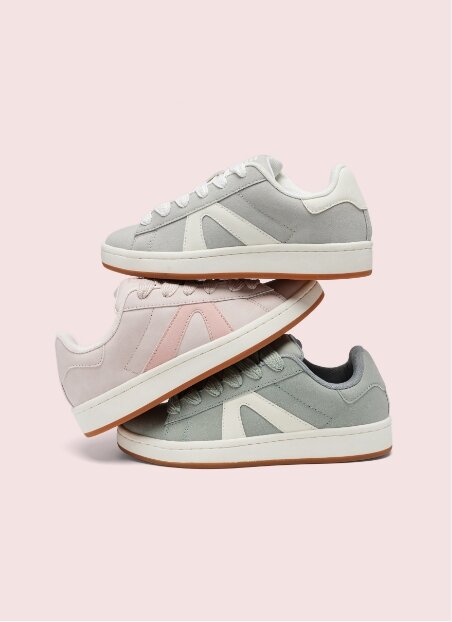 Bild på sidan av en sko med taxklackar