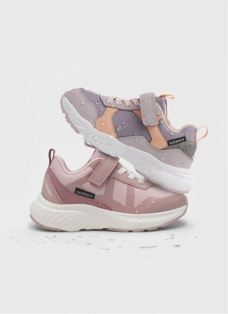 Benbild med gröna sneakers och blåa jeans