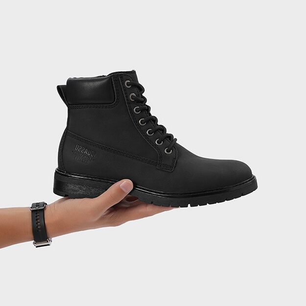 Svarta kängor från Iguassu