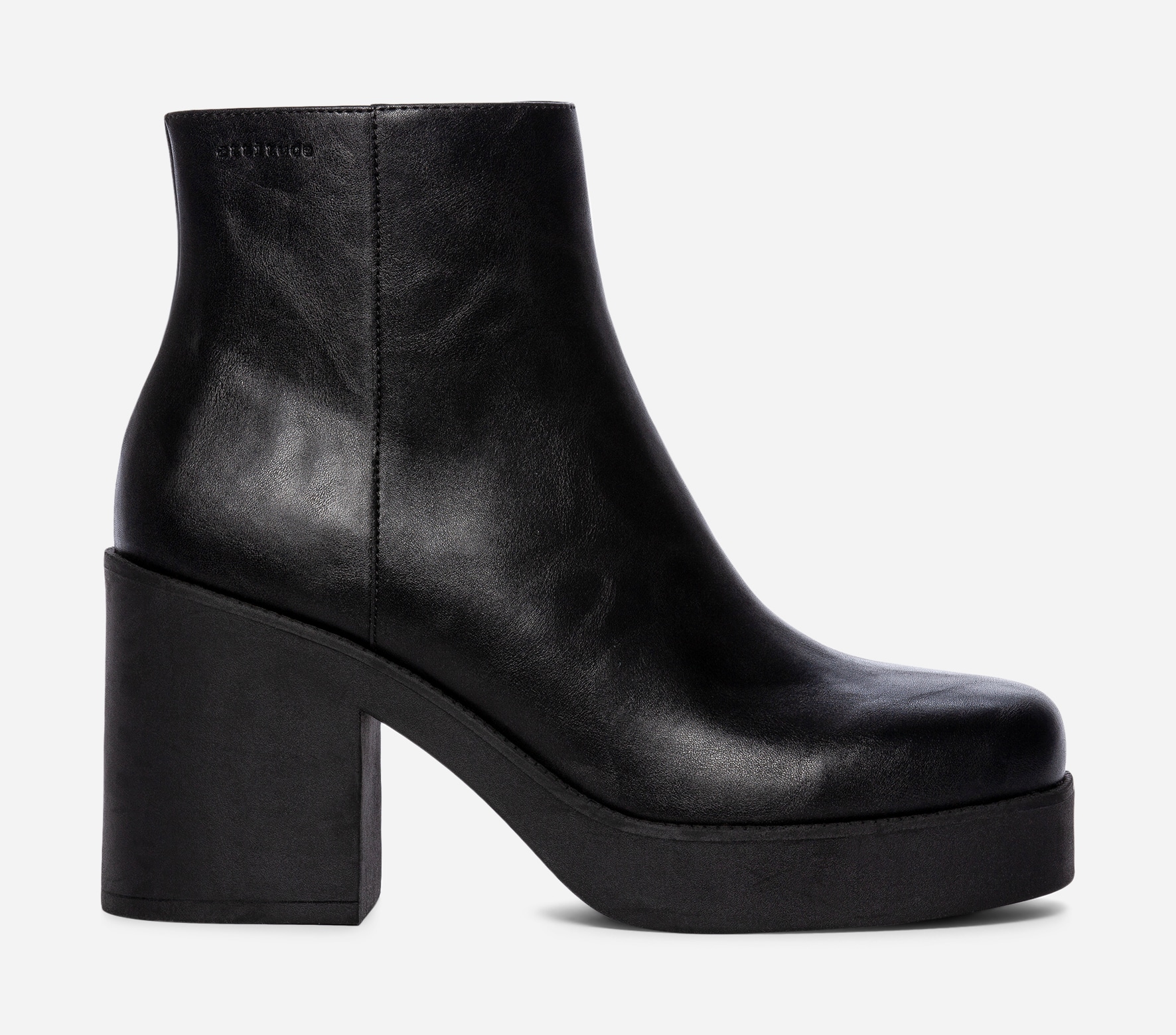 ATTITUDE, Boots Svarta