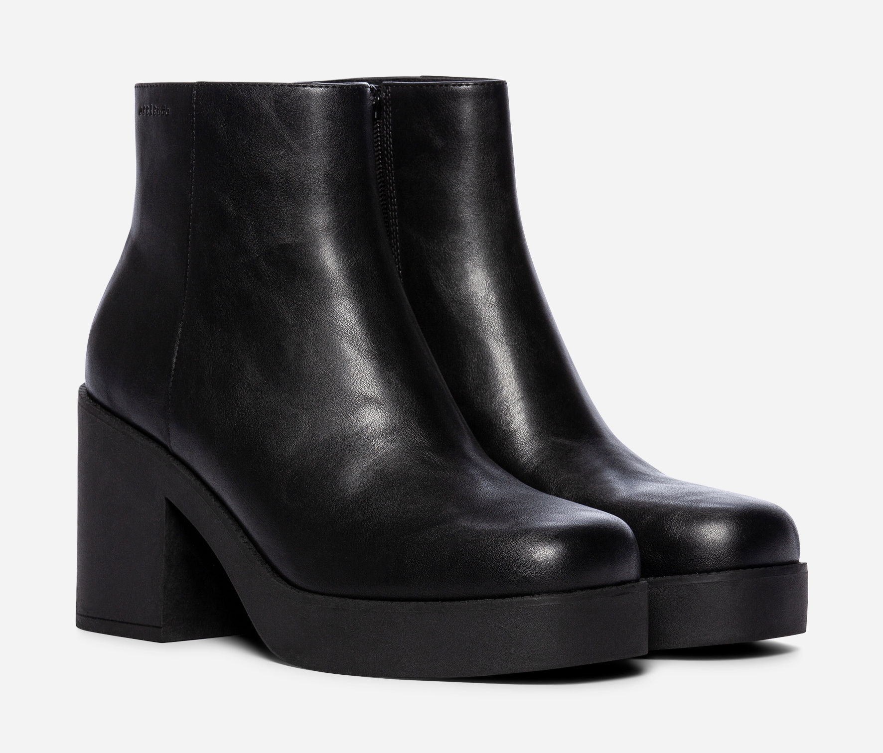 ATTITUDE, Boots Svarta