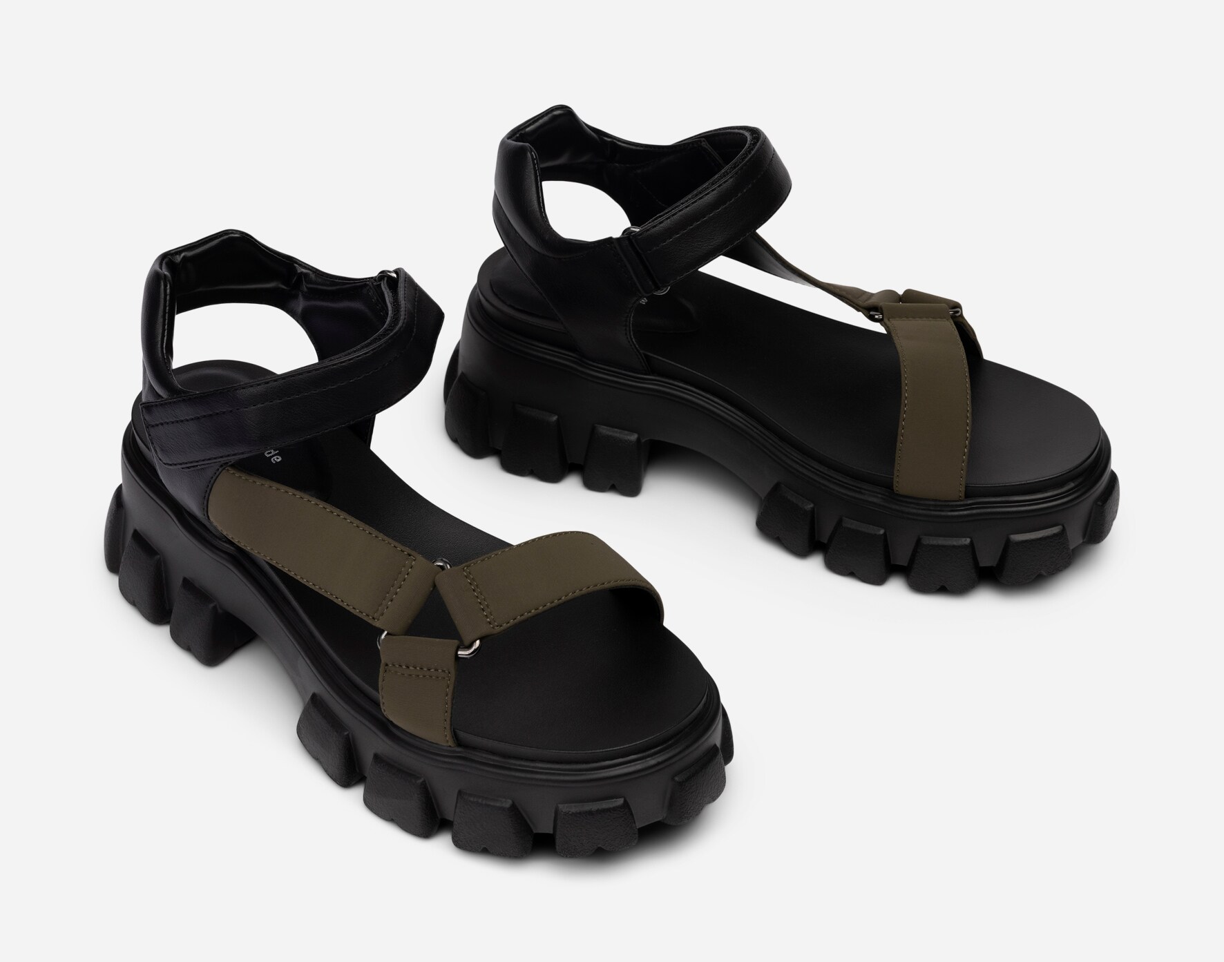 ATTITUDE, Sandaler med remmar Svarta
