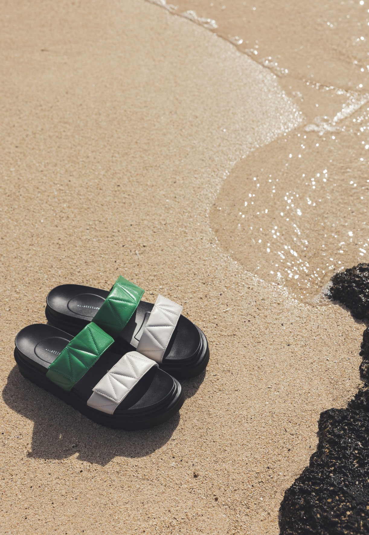 ATTITUDE, Sandaler med remmar Svarta