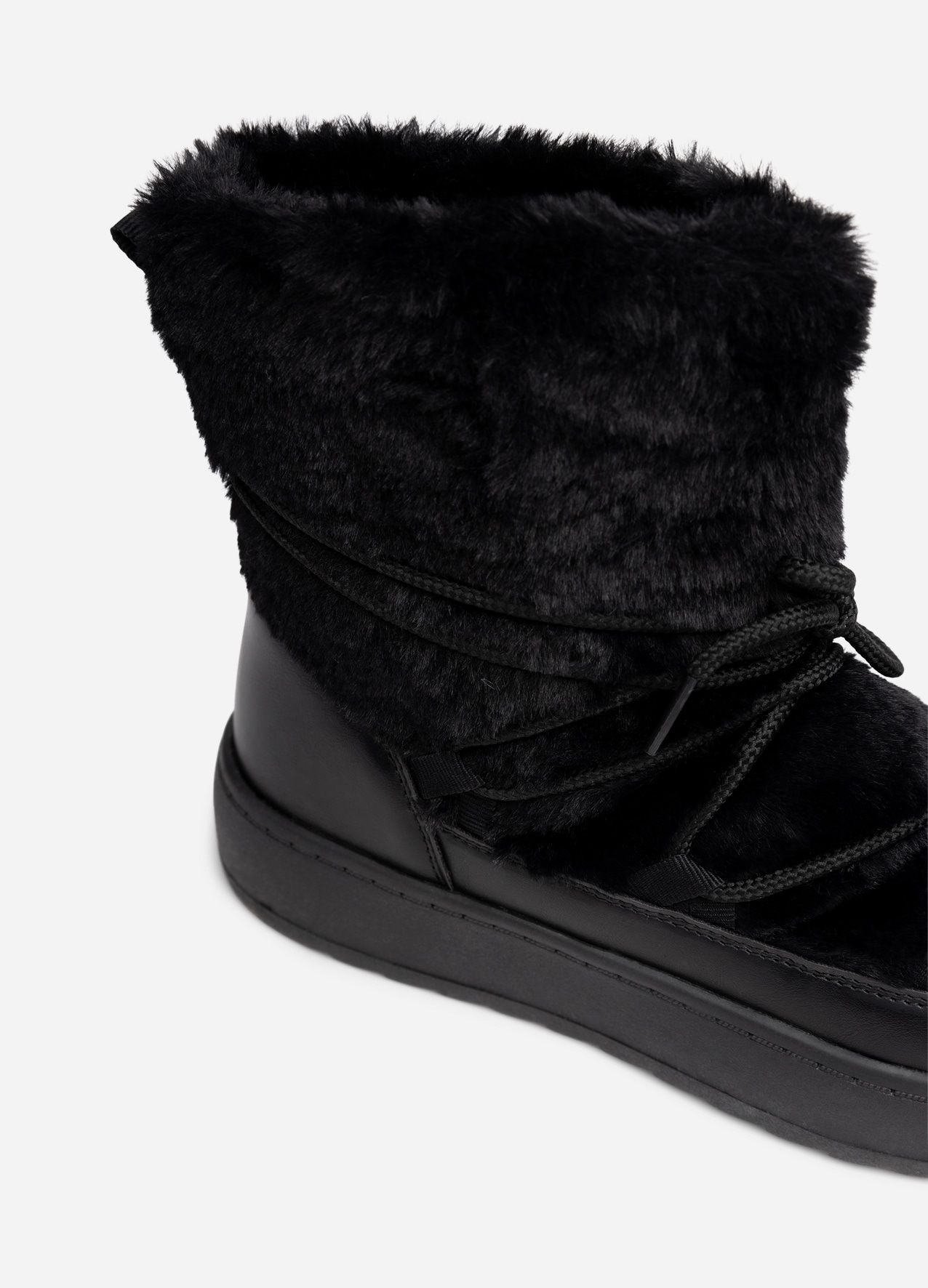ATTITUDE, Varmfodrade boots med snörning Svarta