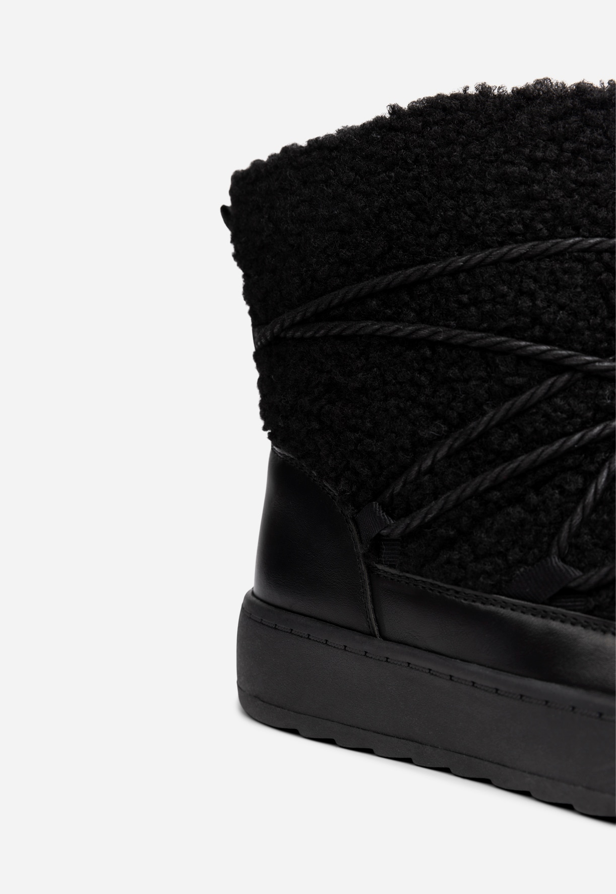 LINEAR, Boots Svarta
